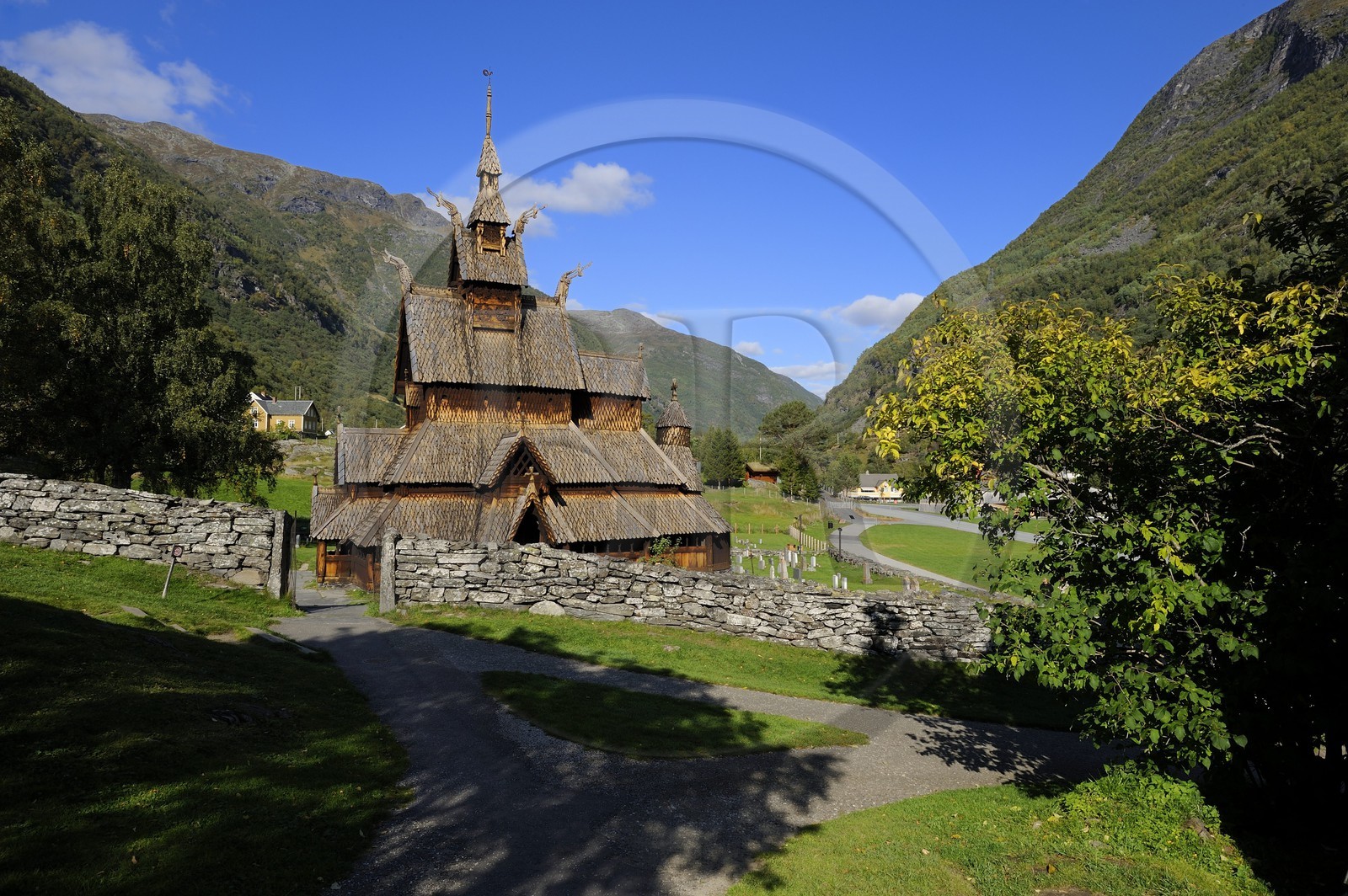 Norvège, comté de Sogn Og Fjordane, église en bois debout ou stavkirke (1130) de Borgund aux motifs vikings de l’ère pré-chrétienne