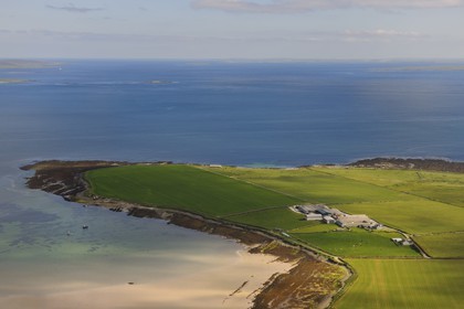 Royaume-Uni, Ecosse, Iles Orcades, Ile de Westray, ferme en bordure de mer (vue aérienne)