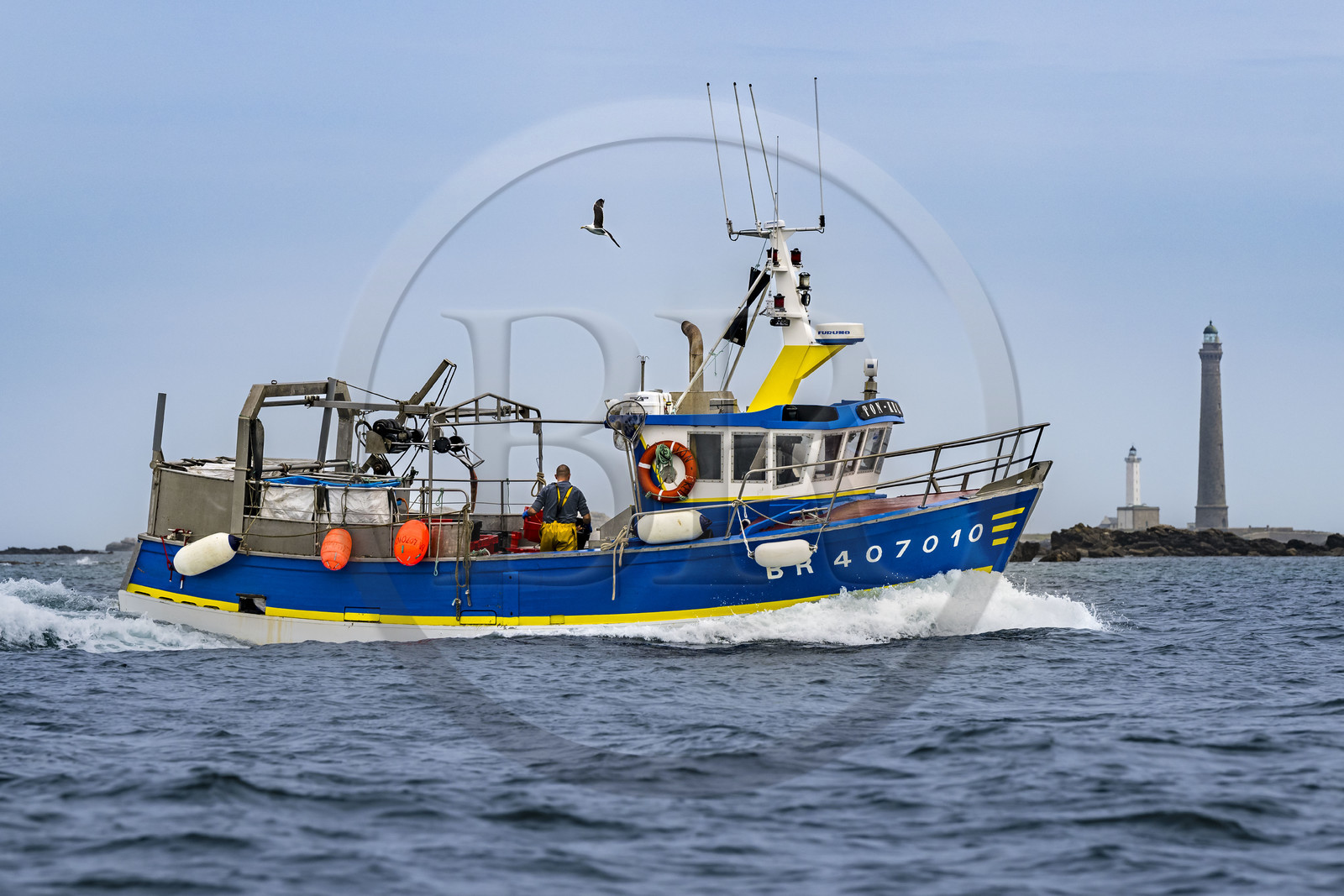 France, Finistère (29), Pays des Abers, estuaire de l'Aber Wrac'h, bateau de pêche et le phare de l'Ile Vierge en arrière plan
