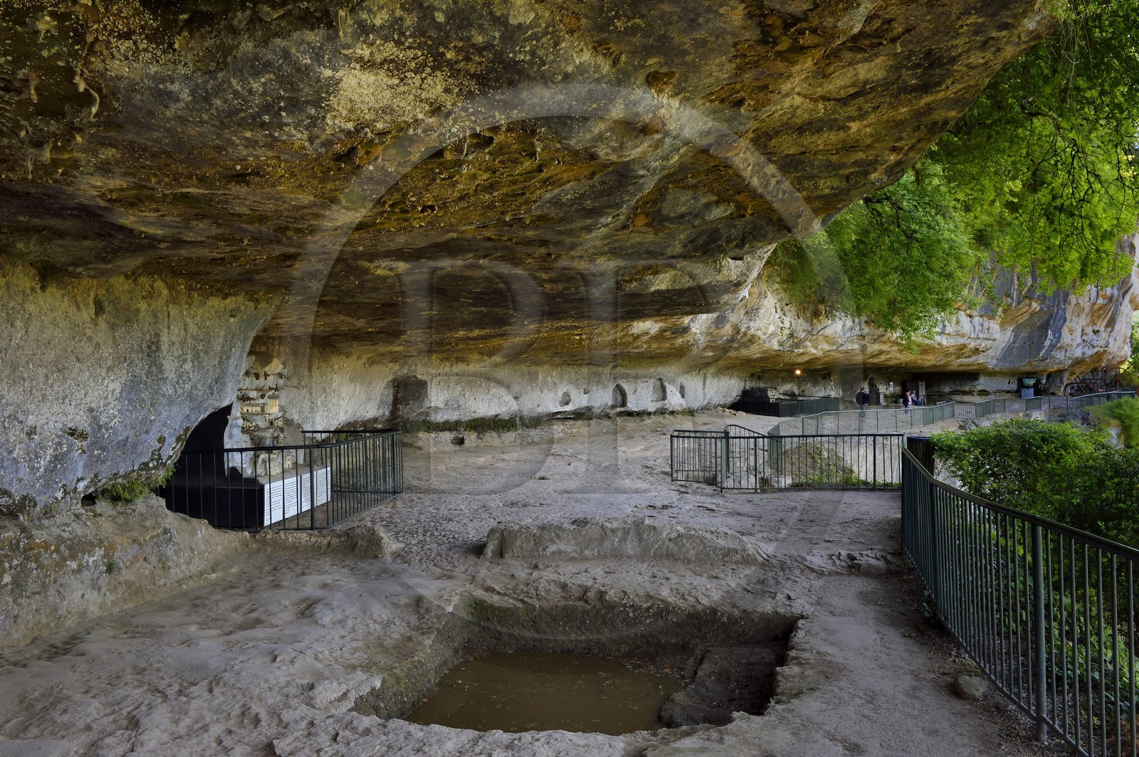 France, Dordogne (24), Périgord Noir, vallée de la Vézère, site préhistorique et grotte ornée classés Patrimoine Mondial de l'UNESCO, Peyzac-le-Moustier, falaise de La Roque-Saint-Christophe, site troglotytique datant de la Préhistoire, abri sous roche de la grande terrasse