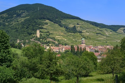 France, Haut-Rhin (68), Route des Vins d'Alsace, Kaysersberg et le donjon surmontant le village
