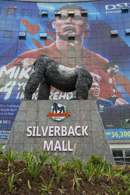 Rwanda, Kigali, le centre commercial Silverback mall avec une publicité géante pour la coupe du monde de football et une statue d'un gorille de montagne (Gorilla beringei beringei) silverback à dos d'argent