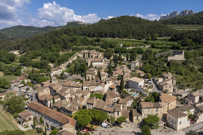 France, Vaucluse (84), Dentelles de Montmirail, Gigondas, le village au pied des Dentelles Sarrasines (vue aérienne)