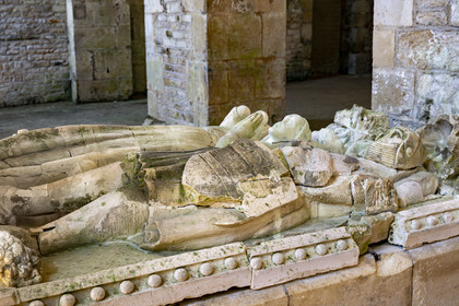 France, Côte-d'Or (21), Marmagne, l'abbaye cistercienne de Fontenay classée au Patrimoine Mondial de l'UNESCO, l'église abbatiale, gisants du chevalier Mello d'Epoisses et de son épouse (XIVe siècle)
