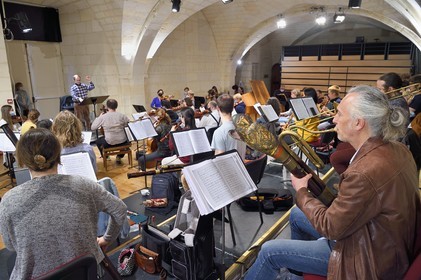 France, Charente-Maritime (17),  Saintonge, Saintes, Abbaye aux Dames - la cité musicale, répétitions de concert du Jeune Orchestre de l'Abbaye dirigé par le chef Christopher Coin, orchestre en formation Master en liaison avec l'université de Poitier, un musicien joue du Serpent (un instrument de musique à vent) au premier plan