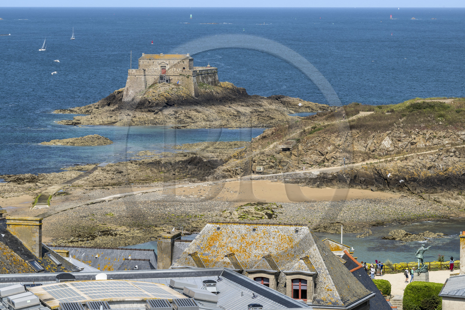 France, Ille-et-Vilaine (35), Côte d'Emeraude, Saint-Malo, le fort du Petit-Bé construit par Vauban et la statue du corsaire Robert Surcouf sur les remparts du jardin de la place du Québec