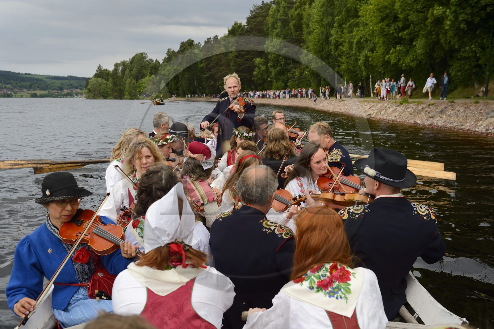Suède, comté de Dalécarlie, Leksand, les très populaires célébrations du solstice d'été pour la Saint-Jean, transfert dans les anciennes Barques d’Eglises sur le lac Siljan