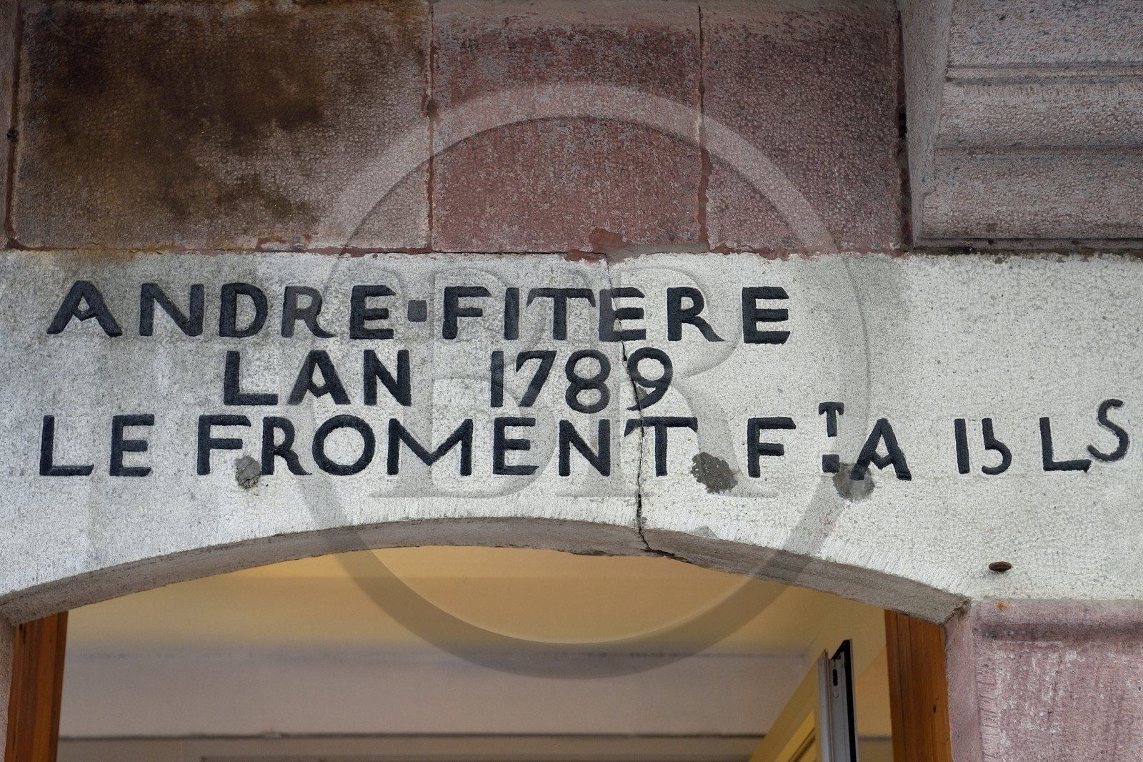 France, Pyrénées-Atlantiques (64), Pays-Basque, Saint-Jean-Pied-de-Port, 9 rue d'Espagne sur le chemin de Saint-Jacques-de-Compostelle, linteau qui témoigne de la colère du boulanger André Fitere qui en 1789 se plaignait du prix du froment trop élevé à 15 livres France, Pyrénées-Atlantiques (64), Pays-Basque, Saint-Jean-Pied-de-Port, 9 rue d'Espagne sur le chemin de Saint-Jacques-de-Compostelle, linteau qui témoigne de la colère du boulanger André Fitere qui en 1789 se plaignait du prix du froment trop élevé à 15 livres