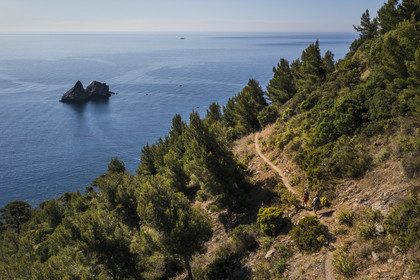 France, Var (83), La Seyne-sur-Mer, randonnée dans le massif du Cap Sicié le long du chemin du Joncquet en contrebas de la Corniche Merveilleuse, le Rocher des Deux Frères (vue aérienne)