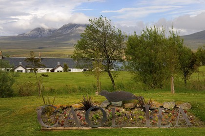 Royaume-Uni, Ecosse, Hébrides intérieures, Ile de Islay, Port Askaig, entrée de la distillerie de whisky Caol Ila