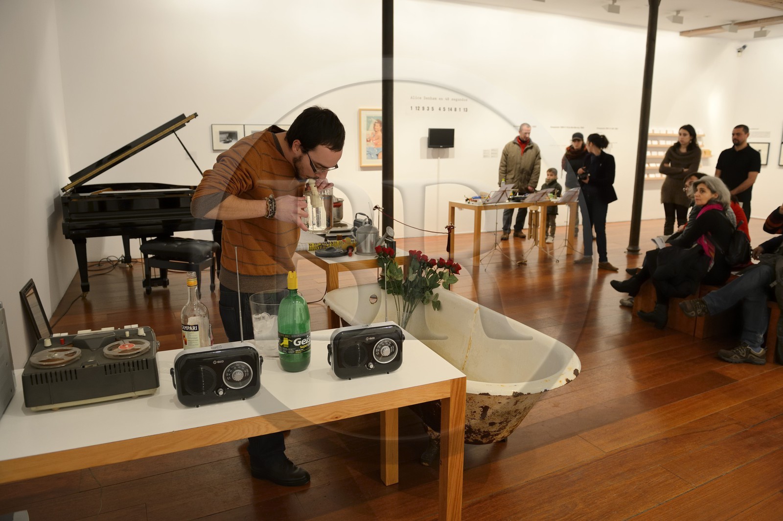 Espagne, Andalousie, Grenade, Centre d'art et de culture José Guerrero, happening de Musica y accion, Water Walk (1959) de John Cage