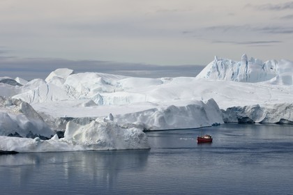 Groenland, cote ouest, baie de Disko, Ilulissat, fjord glacé classé Patrimoine Mondial de l'UNESCO qui est l’embouchure maritime du glacier Sermeq Kujalleq (Jakobshavn Glacier), bateau de pêche au pied des icebergs