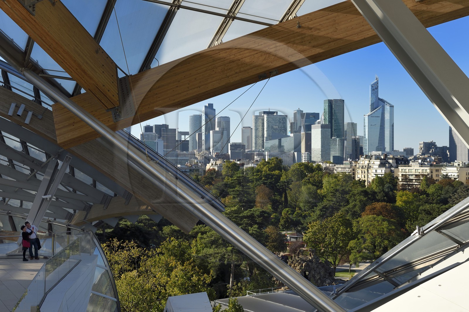 France, Paris (75), la Fondation Louis Vuitton de l'architecte Frank Gehry et le quartier de La Défense en arrière plan
