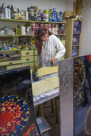 France, Hauts-de-Seine (92), Colombes, l'artiste et laqueur Isabelle Emmerique dans son atelier