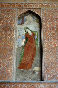 Iran, province d'Ispahan, Ispahan, place naghsh-i jahan aussi connue sous le nom de place Imam Khomeiny, palais Ali Qapu, fresque du portique du palais représentant une femme perse