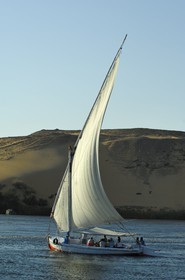 Egypte, Haute Egypte, vallée du Nil, Assouan, felouques sur le Nil et dunes de la rive ouest