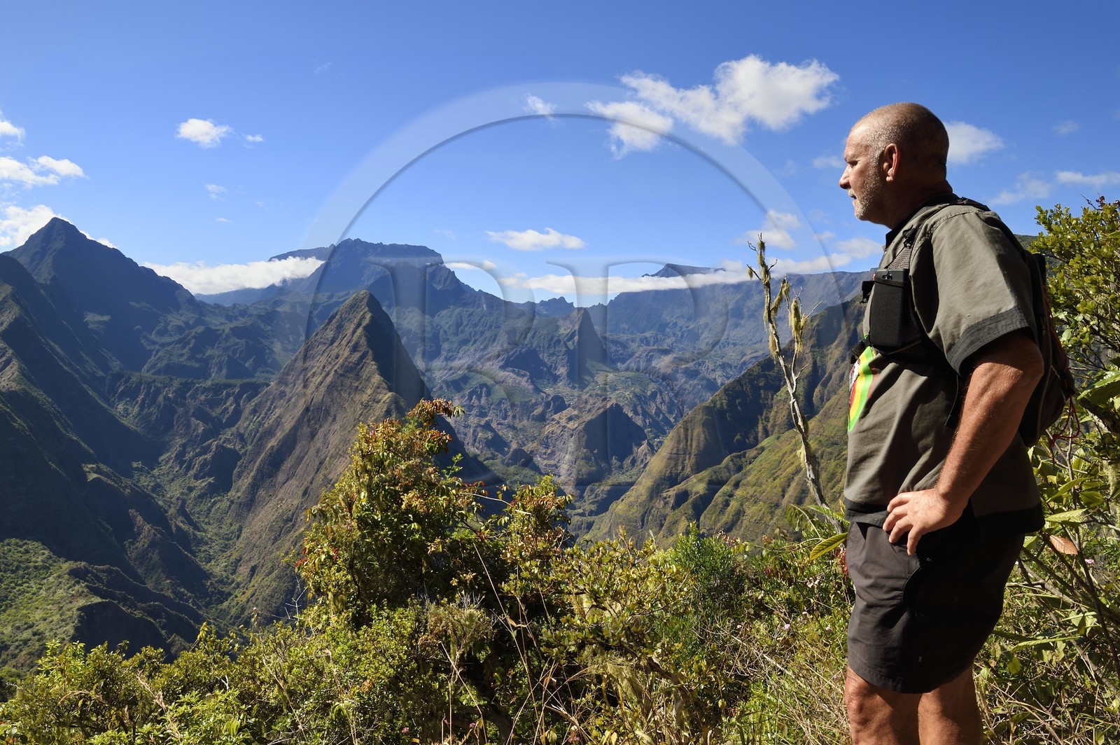 France, Ile de la Reunion, Parc National de la Réunion classé Patrimoine Mondial de l'UNESCO, La Possession, vers le village de Dos d'Ane, randonnée de la Roche Bouteille, le randonneur François Gaulin sur le sentier de Cap Noir et le Cirque de Mafate à gauche