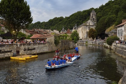 France, Dordogne (24), Brantôme, joute nautique sur la Dronne devant l'abbaye bénédictine Saint-Pierre