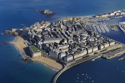 France, Ille-et-Vilaine (35), côte d'émeraude, la vieille ville fortifiée de Saint-Malo à l'abris de ses remparts, le Fort national construit par Vauban et Garangeau au XVIIème siecle sur l'ile à droite (vue aérienne)