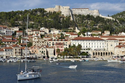 Croatie, Dalmatie, cote dalmate, Ile de Hvar, la ville de Hvar dominé par la Forteresse Espagnole