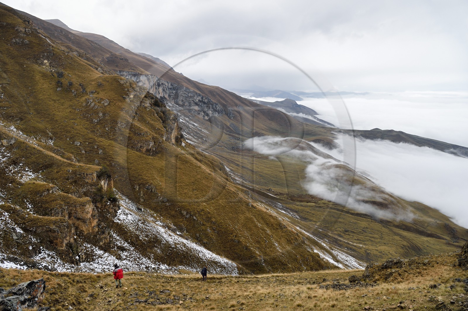 Azerbaïdjan, région de Quba (Guba), chaine de montagne du Grand Caucase, randonnée entre le village de Giriz et de Laza sur le Mont Gizilgaya, en arrière plan la frontière russe
