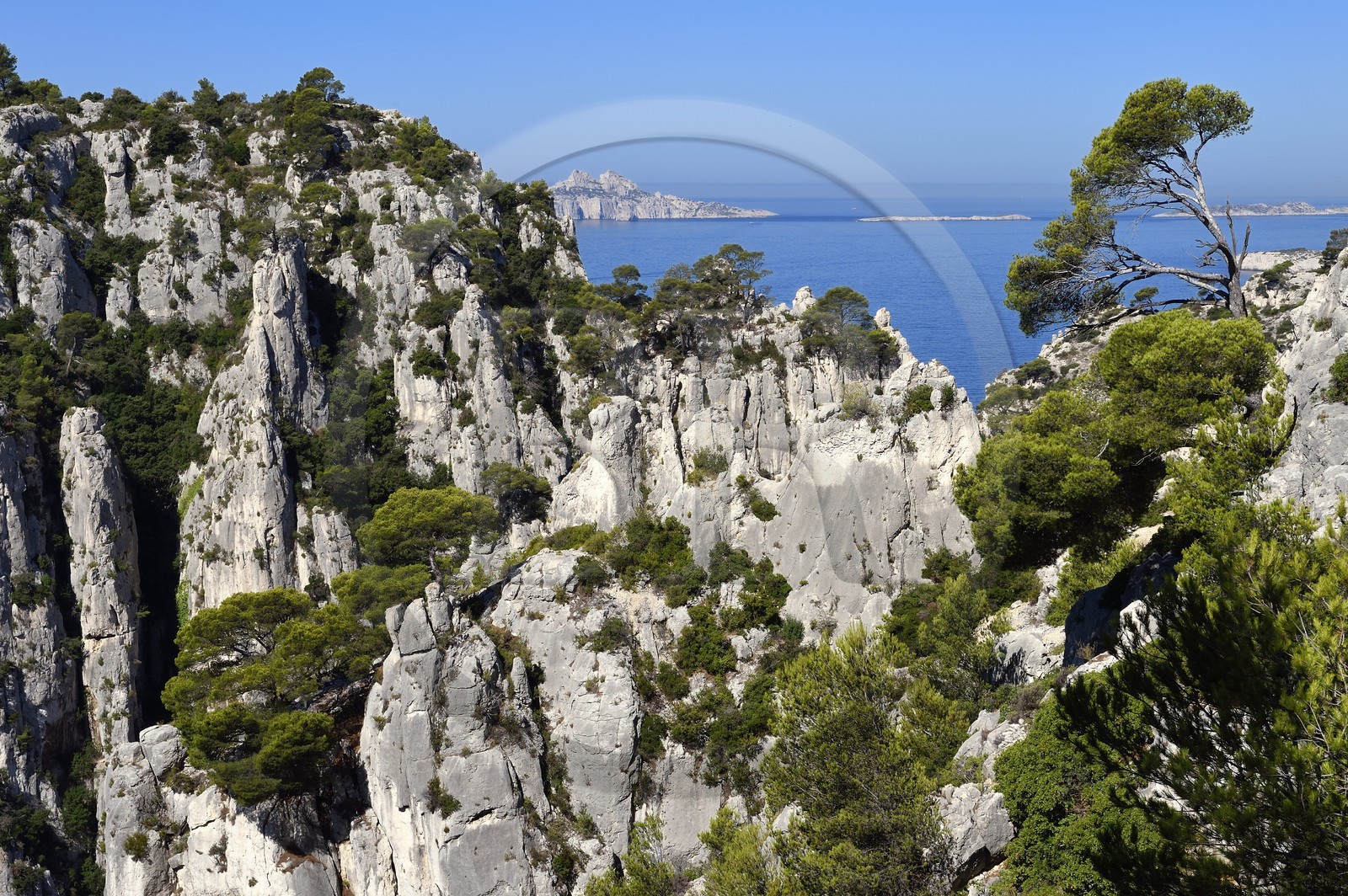 France, Bouches-du-Rhône (13), Marseille, Parc national des Calanques, Calanque d'En-Vau et l'Archipel de Riou en arrière plan (demande d'autorisation nécessaire avant publication)