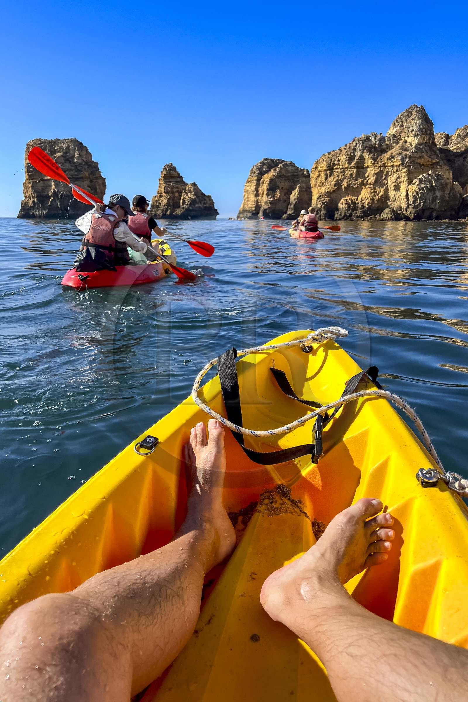 Portugal, Algarve, Lagos, randonnée en kayak au pied des falaises escarpées de la Ponta da Piedade