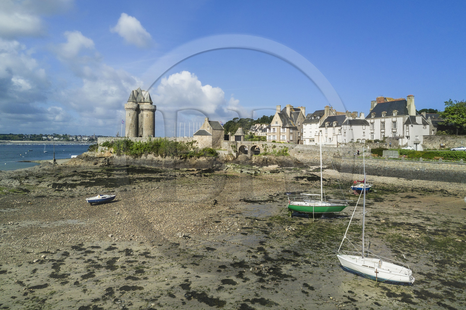 France, Ille-et-Vilaine (35), Côte d'Emeraude, Saint-Malo, quartier Saint-Servan, le port et la Tour Solidor construite en 1382, musée international du Long-Cours Cap-Hornier (vue aérienne)
