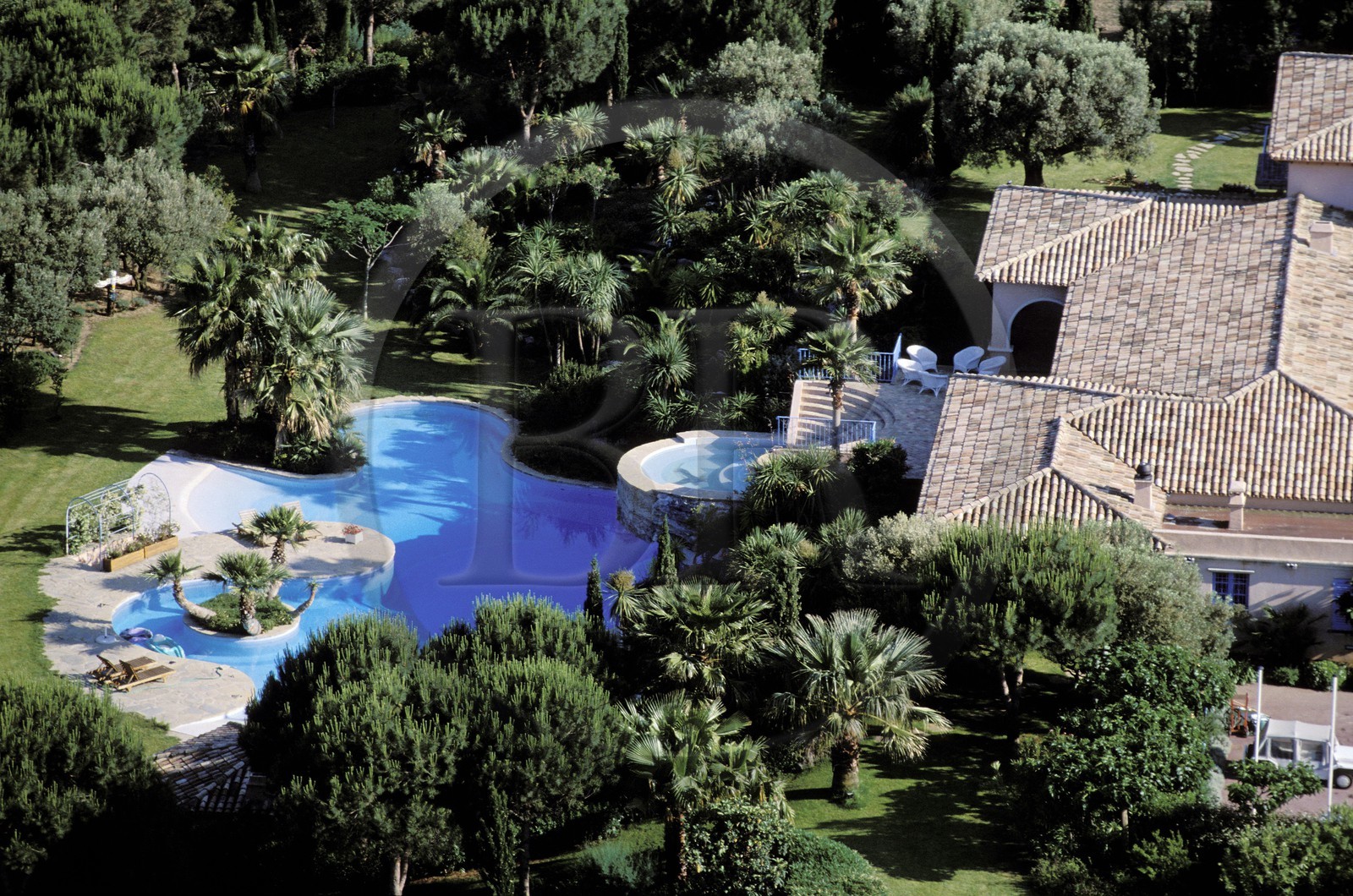 France, Var (83), Saint-Tropez, luxueuses villas de Ramatuelle, ancienne villa du chanteur Johnny Hallyday (vue aérienne)