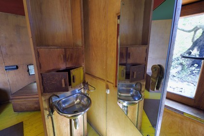 France, Alpes-Maritimes (06), Roquebrune-Cap-Martin, oeuvre architecturale de Le Corbusier, classée Patrimoine Mondial de l'UNESCO, Cap Martin, cabanon Le Corbusier de 1952, jeux de miroirs sur les volets des fenetres (Demande d'autorisation nécessaire avant publication)