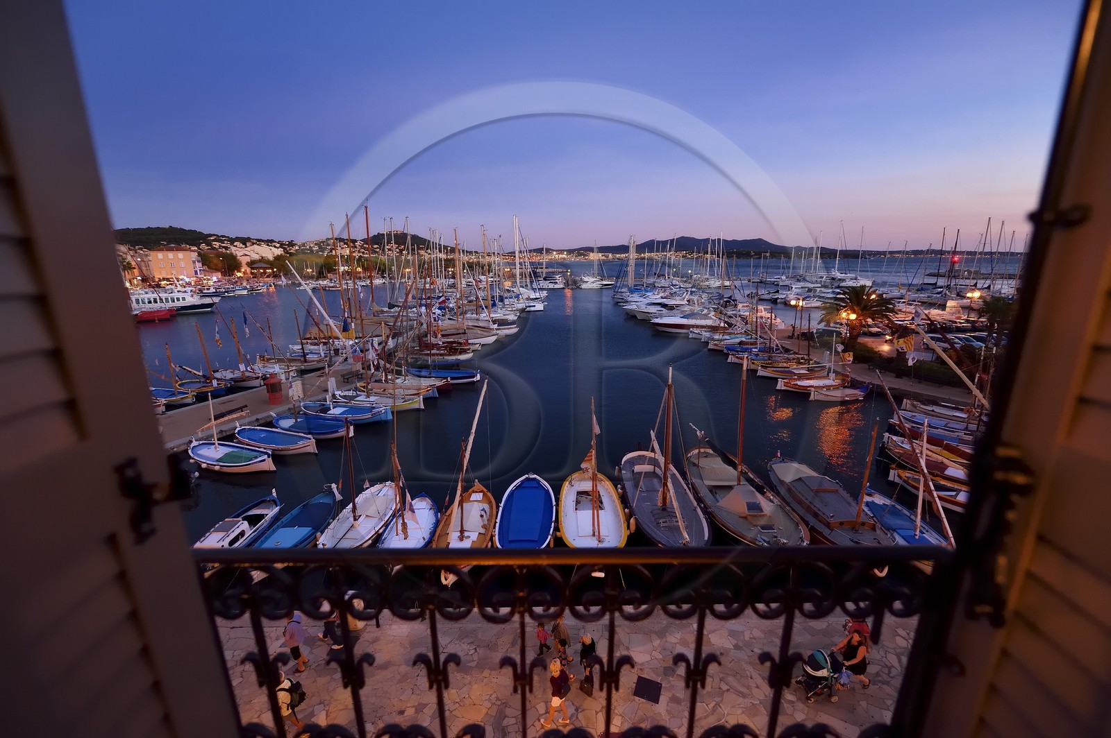 France, Var (83), Sanary-sur-Mer, barques traditionnelles de peche appelées pointus sur le port