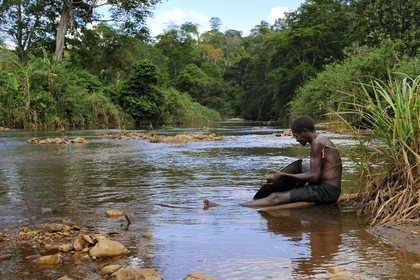 Tanzania, Morogoro district, Uluguru mountains, gold diggers on the river Ruvu