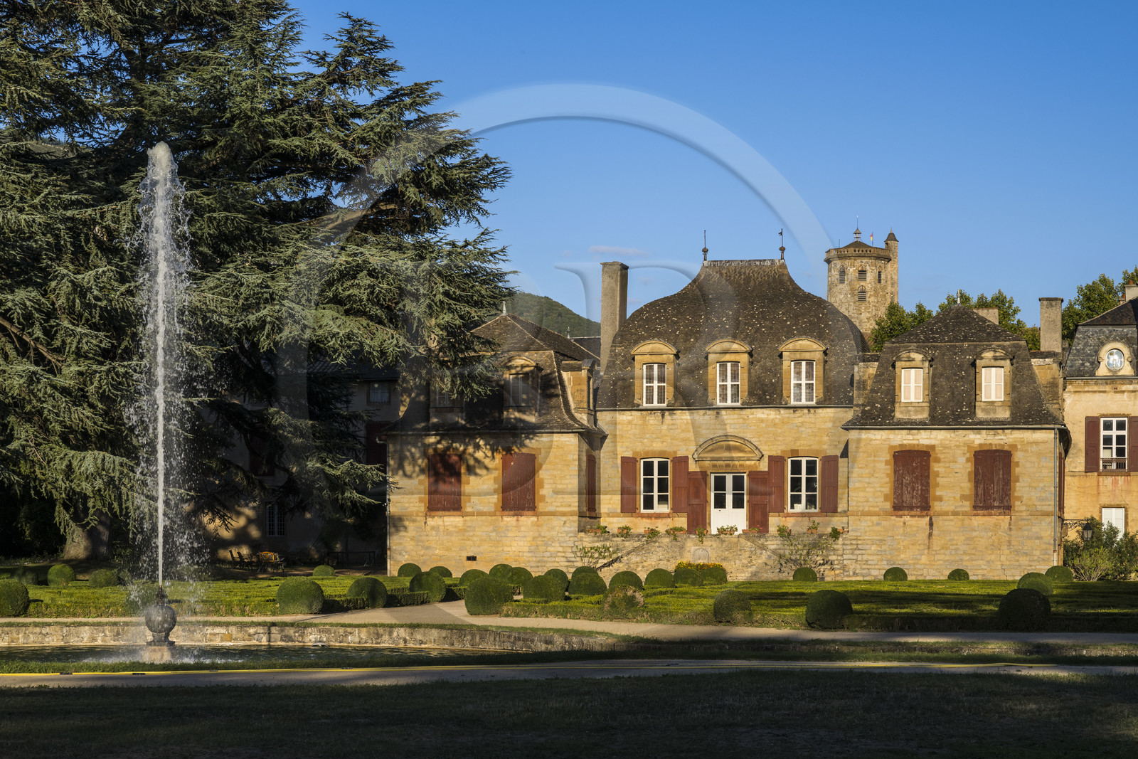 France, Aveyron (12), l'Hotel particulier de Sambucy De Sorgues et ses jardins à la française, le beffroi en arrière plan France, Aveyron (12), l'Hotel particulier de Sambucy De Sorgues et ses jardins à la française, le beffroi en arrière plan