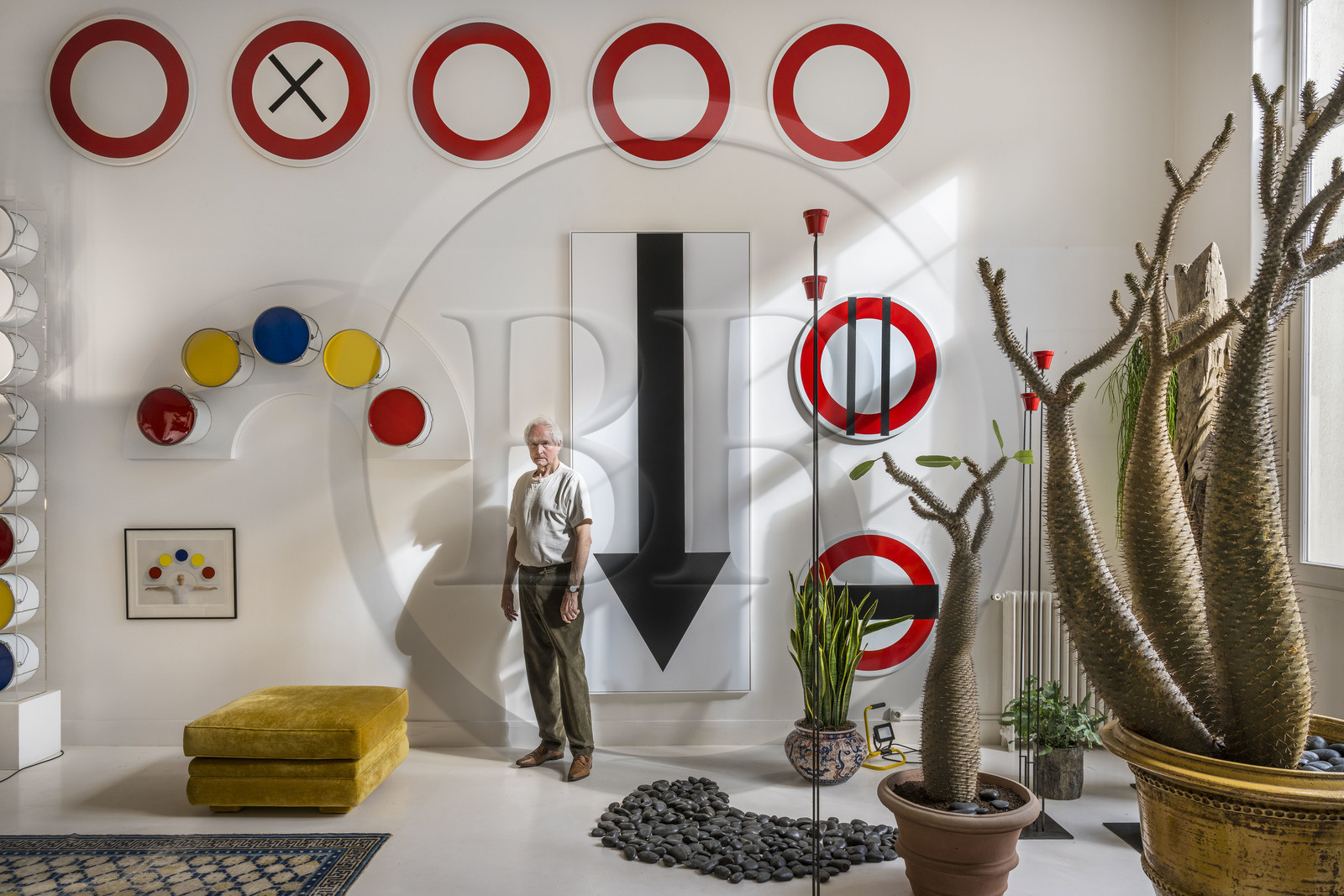 France, Paris (75), l'artiste plasticien Jean-Pierre Raynaud dans son appartement atelier France, Paris (75), l'artiste plasticien Jean-Pierre Raynaud dans son appartement atelier
