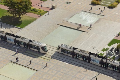 France, Seine-Maritime (76), Le Havre, Centre-ville reconstruit du Havre par Auguste Perret classé Patrimoine Mondial de l'UNESCO, tramways sur la place devant l'Hotel de Ville