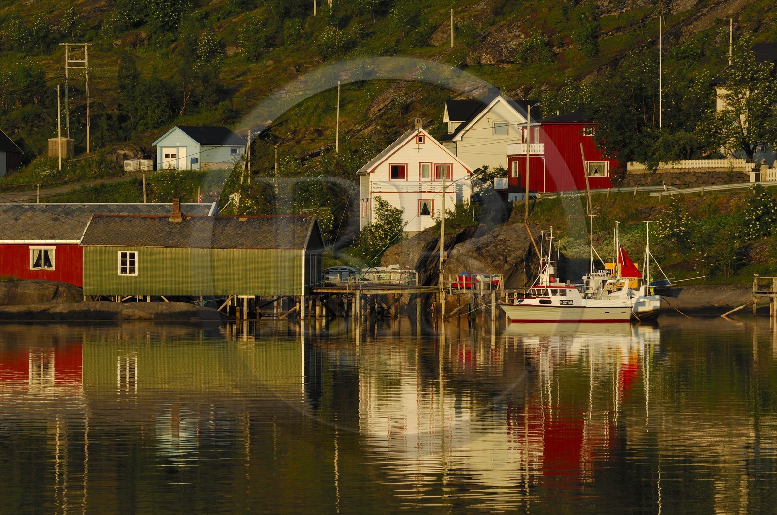 Norvège, Nordland, Iles Lofoten, Ile de Moskenes, le village de pêcheurs de Reine au soleil de minuit
