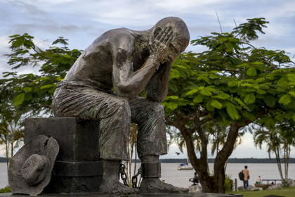 France, Guyane, Saint-Laurent-du-Maroni, esplanade Laurent Baudin, statue en bronze La Peine du Bagnard créée par le sculpteur Bertrand Piéchaud en 1993