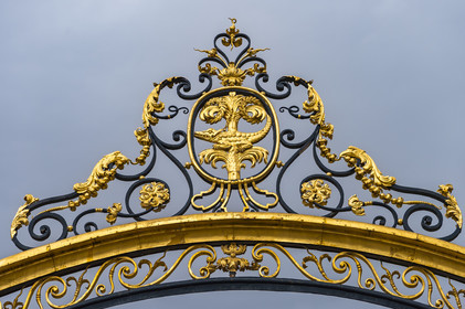 France, Gard (30), Nîmes, grille en fer forgé doré à l'or à l'entrée des Jardins de la Fontaine