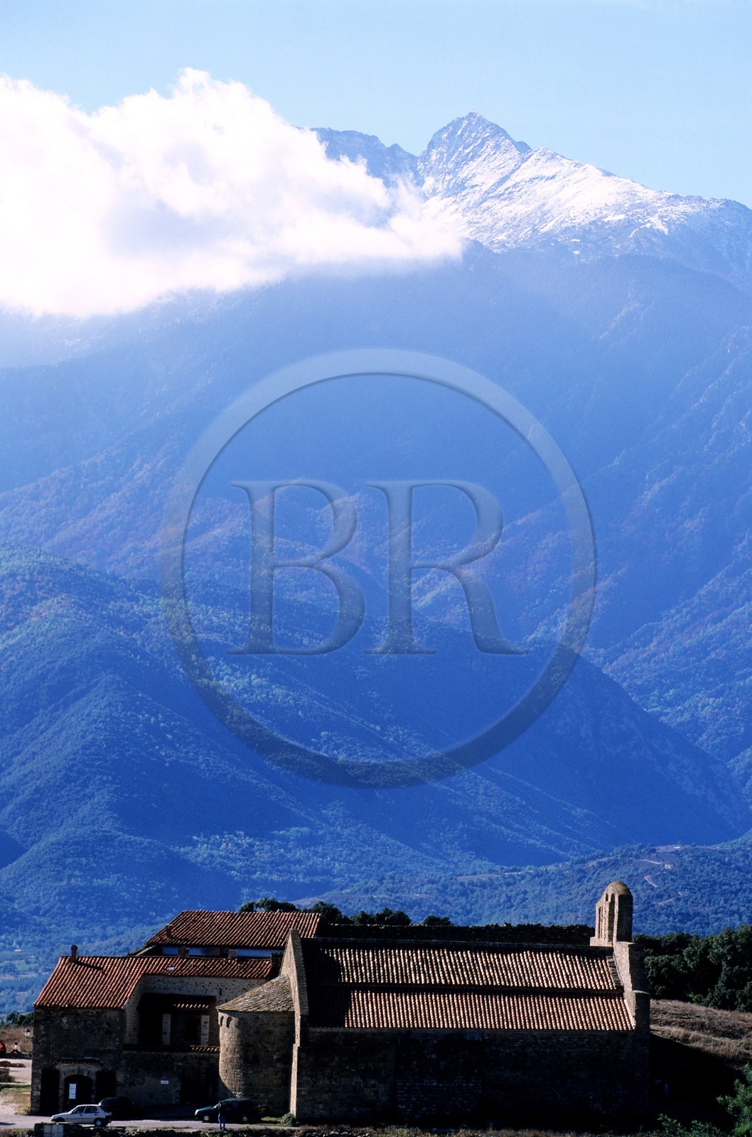 France, Pyrénées-Orientales (66), région du Riberal, Prieuré roman de Marcevol au pied des Pyrénées