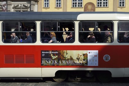 République Tchèque, Prague, centre historique classé Patrimoine Mondial de l'UNESCO, quartier Mala Strana, tramway sur la place Malostranske