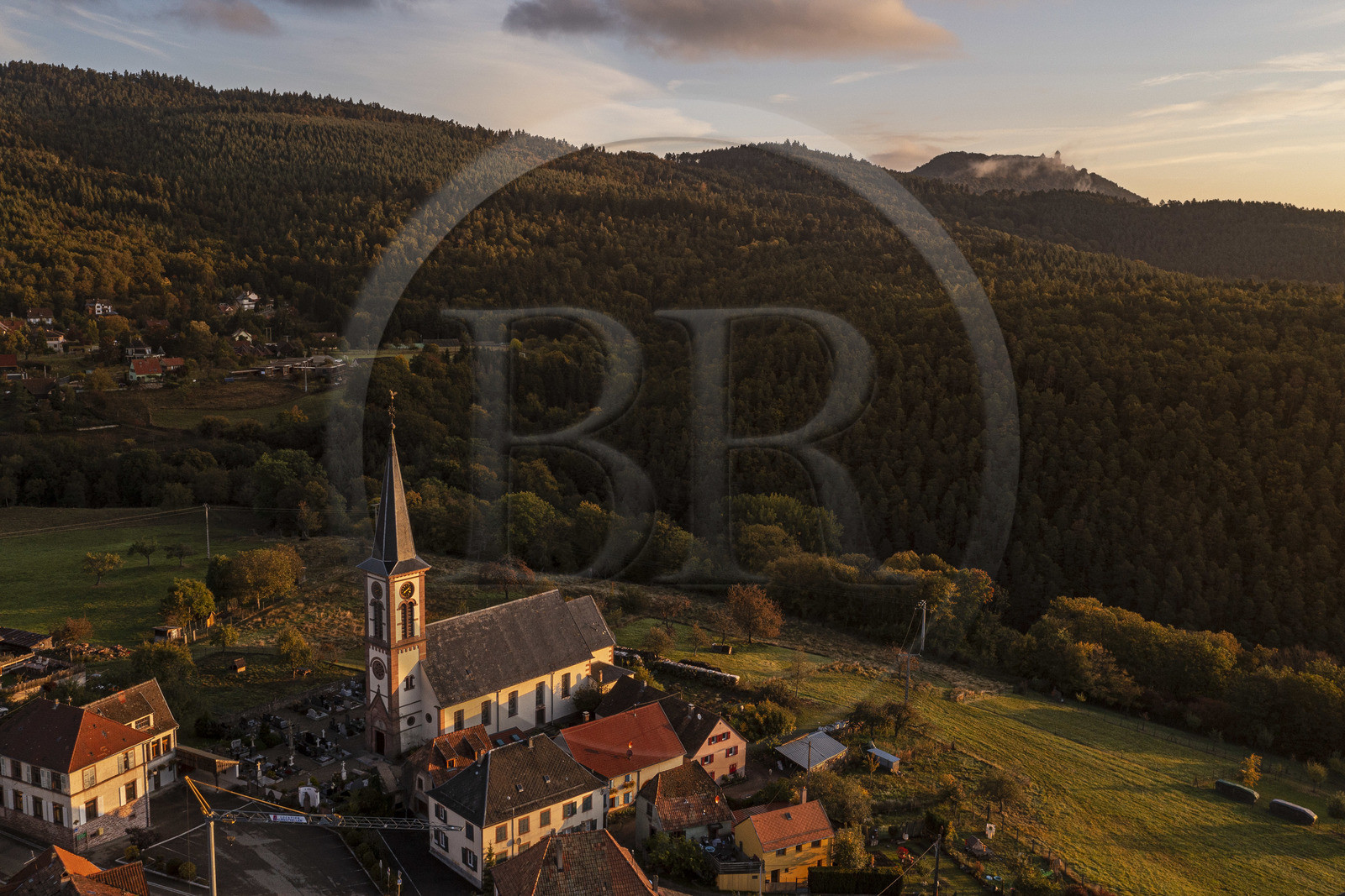 France, Haut-Rhin (67), Thannenkirch, randonnée dans le massif du Taennchel qui surplombe le village, le chateau du Haut-Koenigsbourg en arrière plan (vue aérienne)