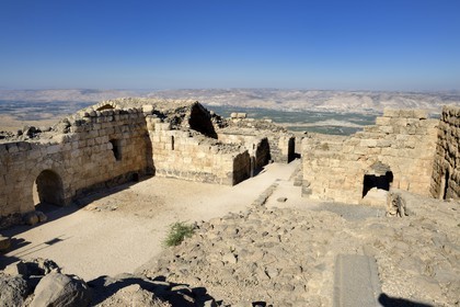 Israel, district Nord, Galilée, l'Etoile du Jourdain, la forteresse croisée de Belvoir tenue par les Hospitaliers entre 1168 et 1189 qui surplombe la vallée du Jourdain, la cour centrale du château et les montagne de Jordanie en arrière plan