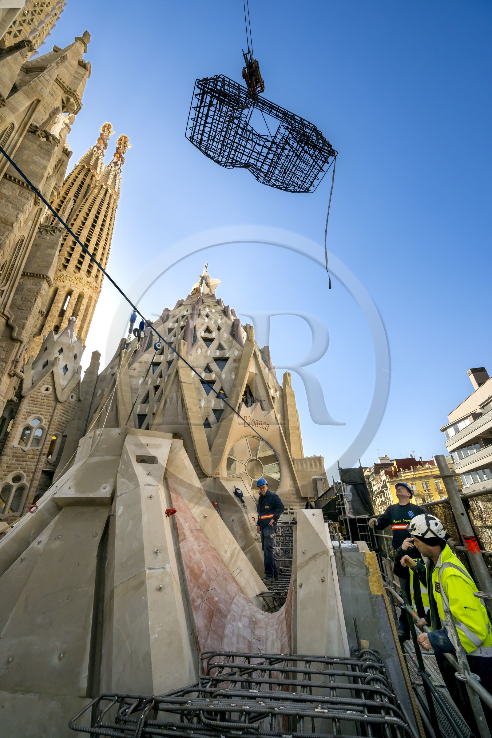 Espagne, Catalogne, Barcelone, quartier de l'Eixample, basilique de la Sagrada Familia de l'architecte du modernisme catalan Antoni Gaudi classée Patrimoine Mondial de l'UNESCO, chantier du cloitre sous la facade de l'abside, instalation du ferraillage de l'ossature pour le béton armé, la sacristie en arrière plan
