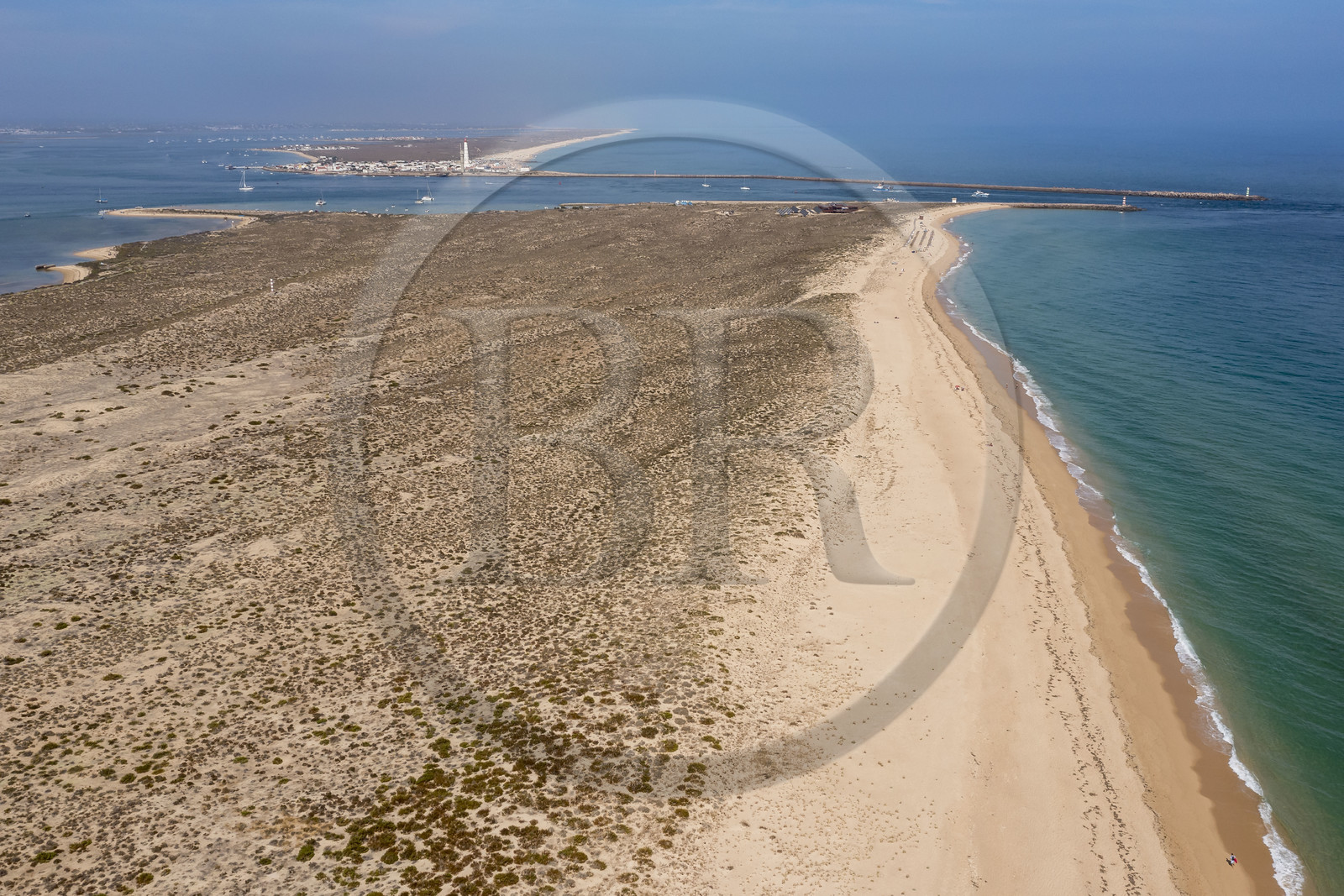 Portugal, Algarve, Parc naturel de la Ria Formosa, Faro, Ile de Barreta ou Deserta (Ilha da Barretta ou Deserta), le phare de Ilha do Farol sur Ilha da Culatra en arrière plan (vue aérienne)