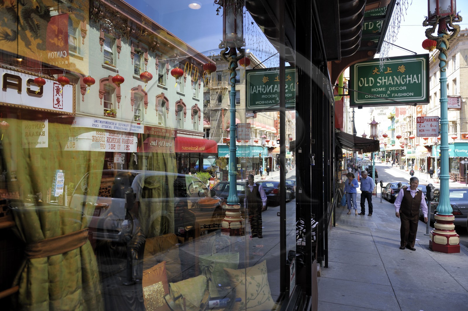 Etats-Unis, Californie, San Francisco, reflet de vitrine dans Grant avenue dans Chinatown