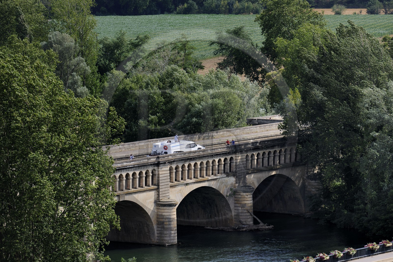 France, Hérault (34), Béziers, le Pont Canal du Canal du Midi, classé Patrimoine Mondial de l'UNESCO, passant sur la rivière Orb