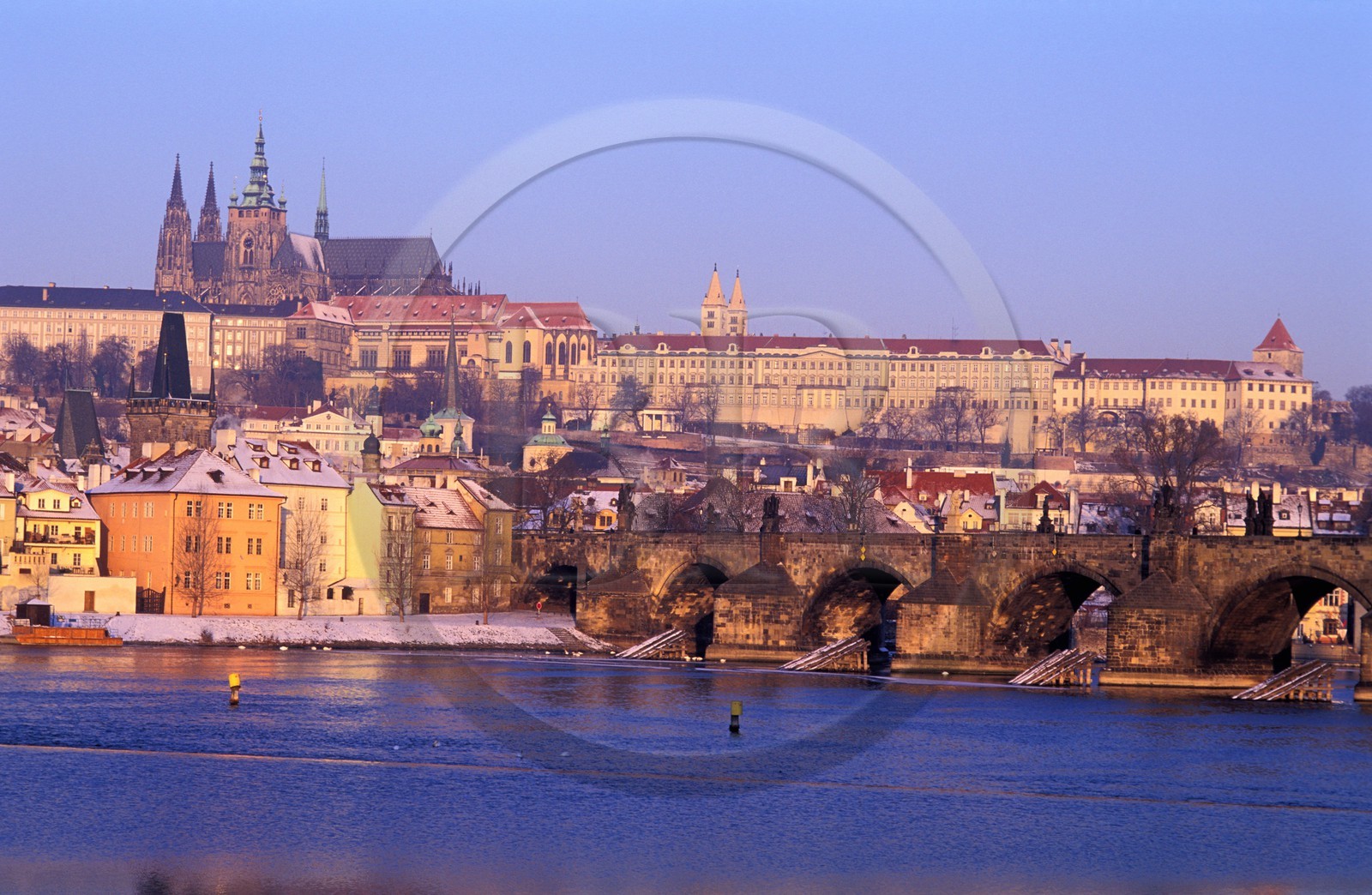 République Tchèque, Prague, le Pont Charles sur la Vltava devant le quartier de Mala Strana et la cathédrale Saint Guy dans le château