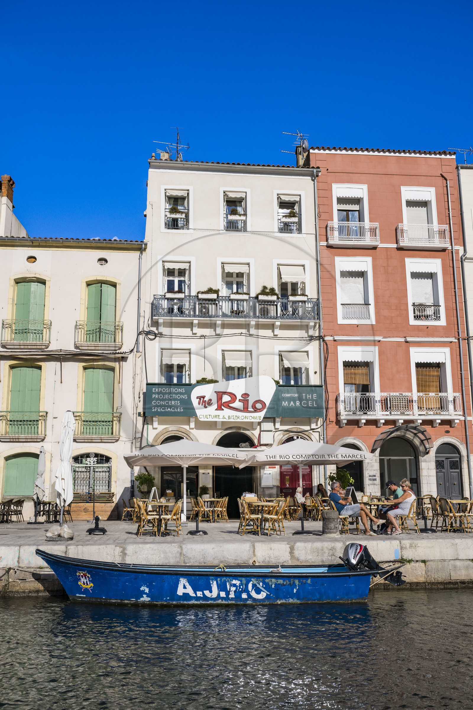 France, Hérault (34), Sète, Canal royal, suites d'artistes The Marcel au-dessus de l'ancien cinéma le Rio sur le quai Léopold Suquet dans le Cadre royal