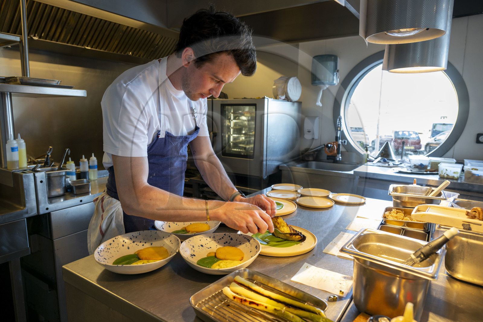 France, Loire-Atlantique (44), Saint-Nazaire, le restaurant GAMIN dirigé par le chef Bastien Guillochon ici en cuisine et son épouse Charlotte