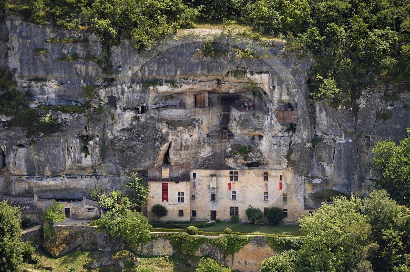 France, Dordogne (24), Périgord Noir, vallée de la Vézère, Tursac, maison fortifiée troglodytique de Reignac du XVIe siècle (vue aérienne)